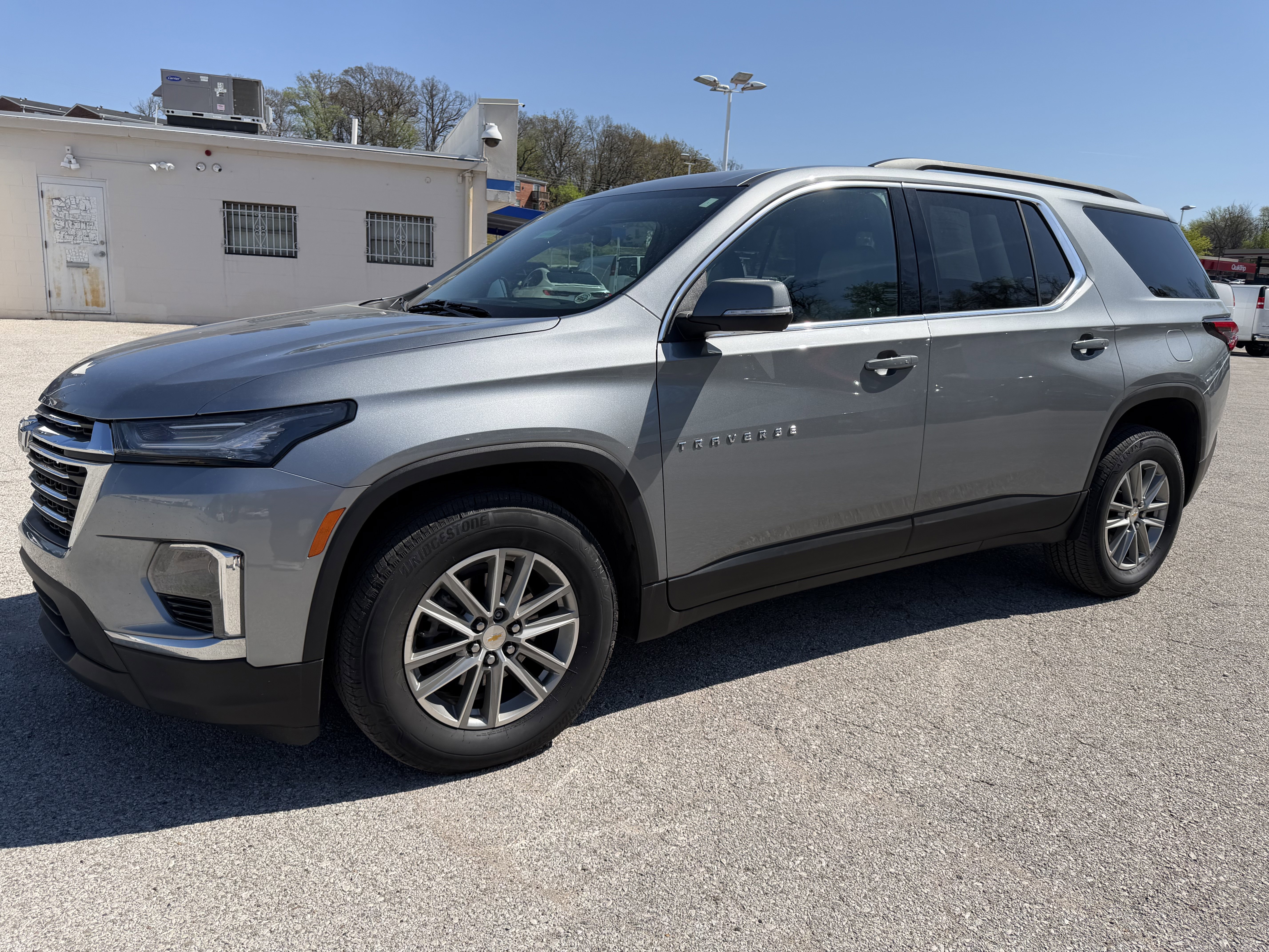 Used 2023 Chevrolet Traverse LT image 3