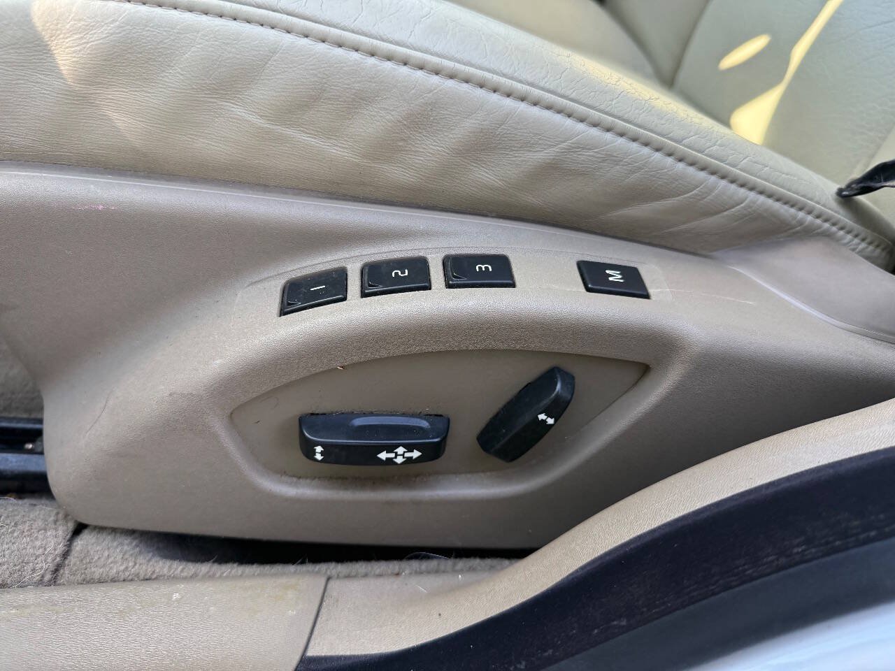Used 2008 Volvo V70 FWD image 13