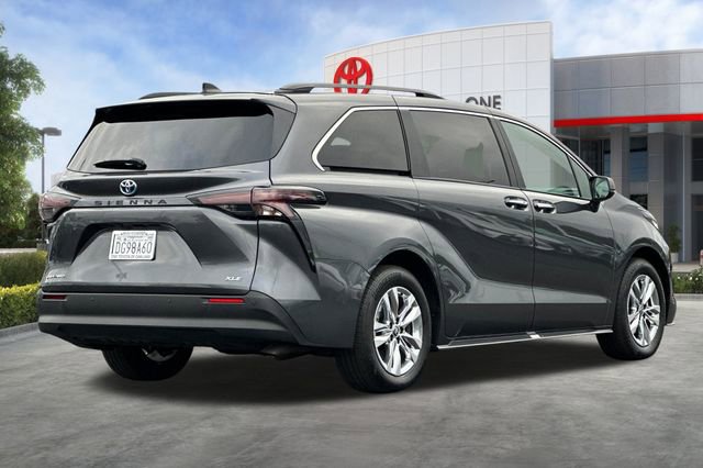 Used 2025 Toyota Sienna XLE image 4