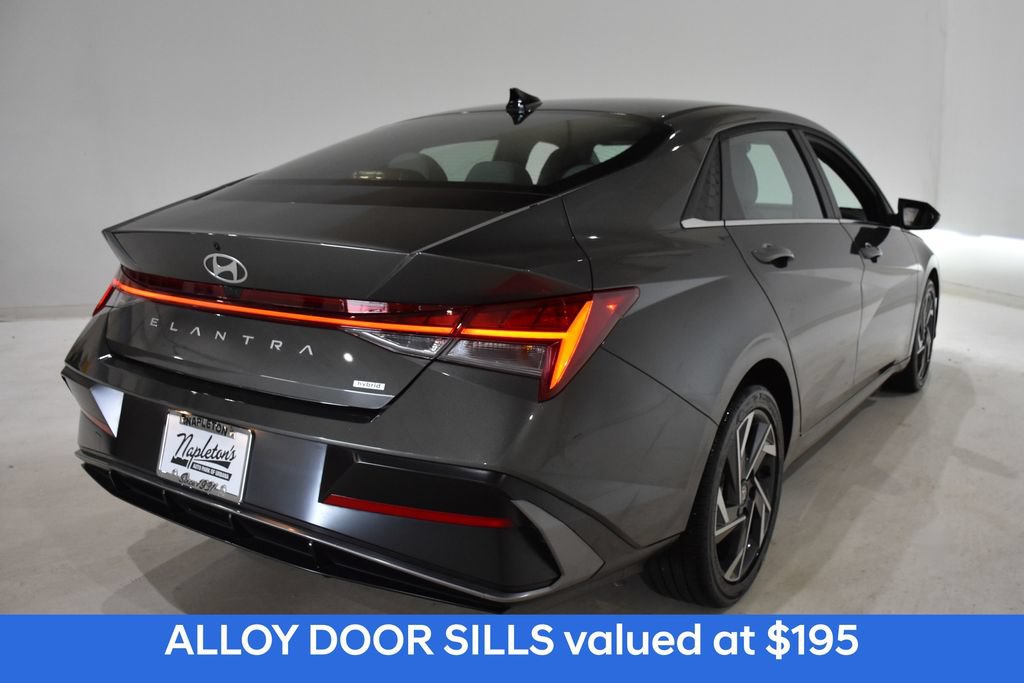 Used 2025 Hyundai Elantra Limited FWD image 5