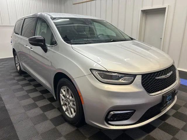 Used 2024 Chrysler Pacifica Touring-L image 2