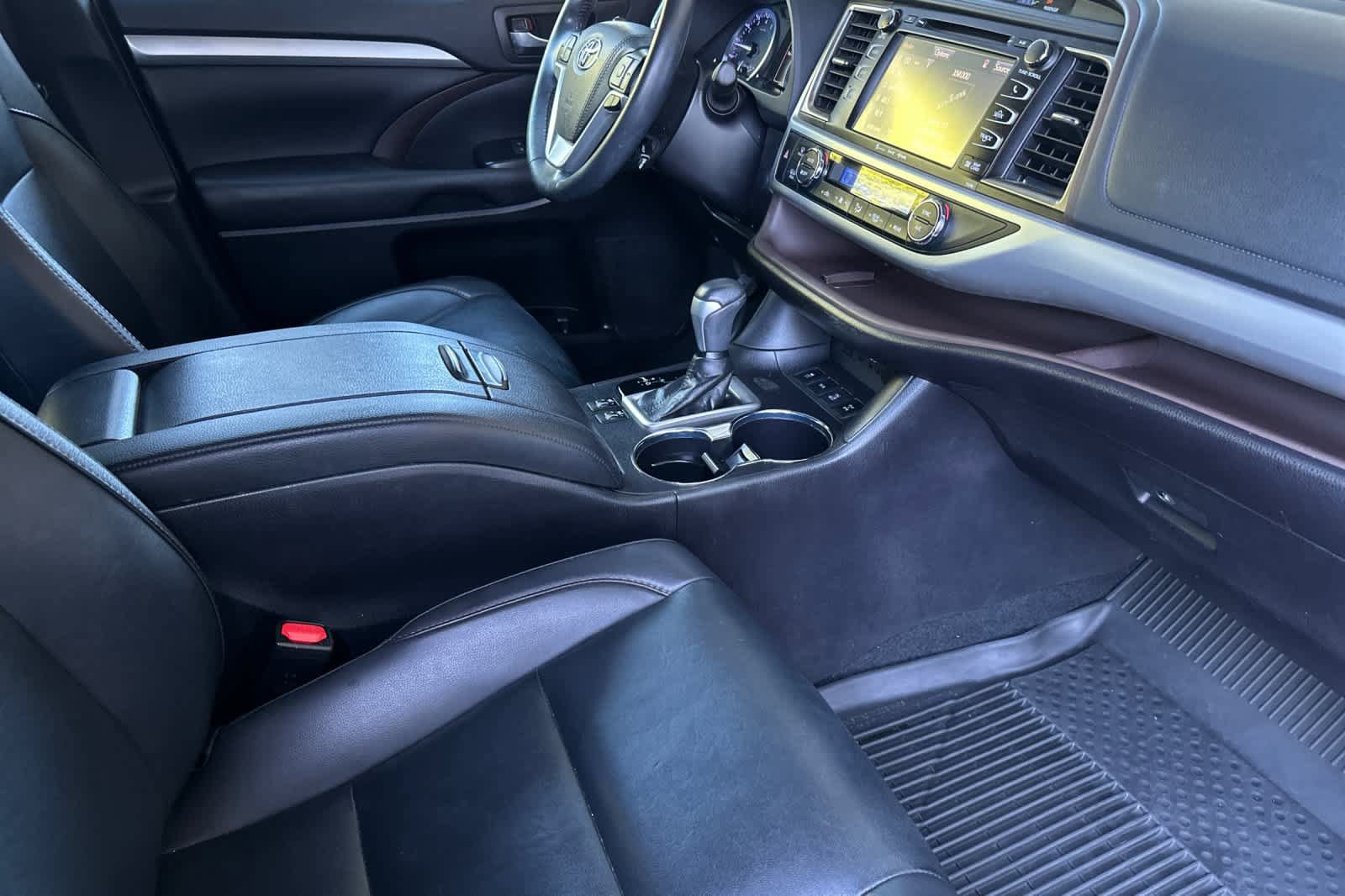 Used 2019 Toyota Highlander XLE AWD/4WD image 18
