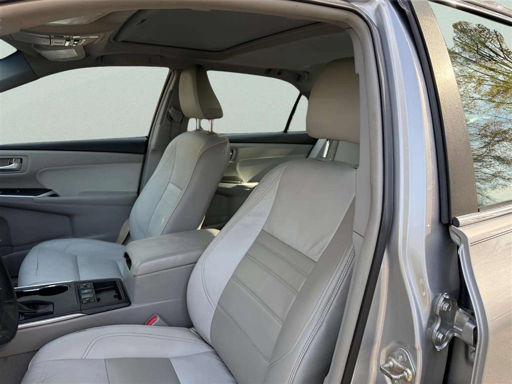 Used 2015 Toyota Camry XLE w/ Moonroof Package FWD image 11