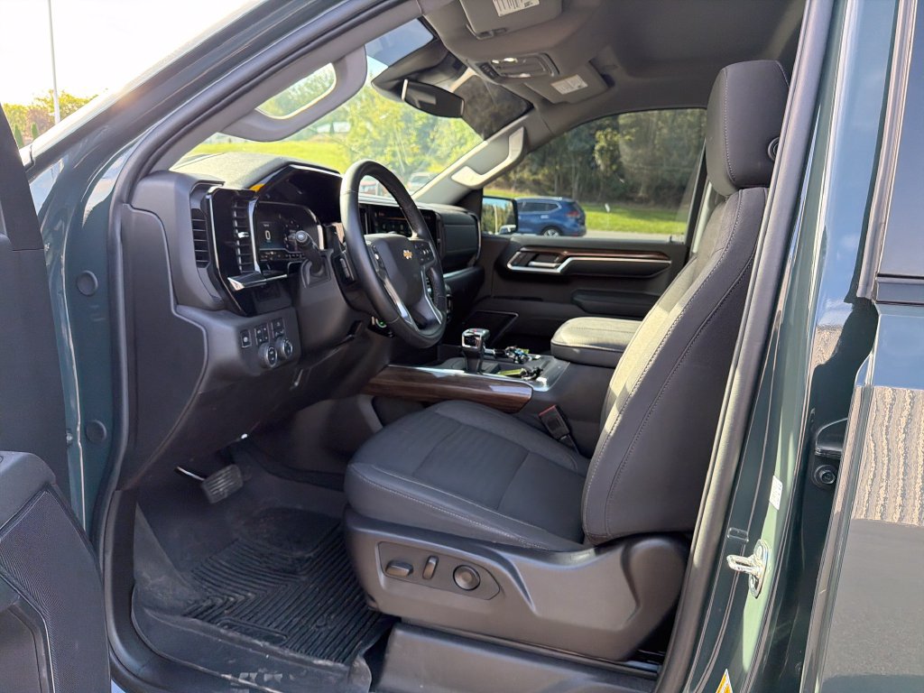 Used 2025 Chevrolet Silverado 1500 LT w/ Z71 Off-Road Package AWD/4WD image 10