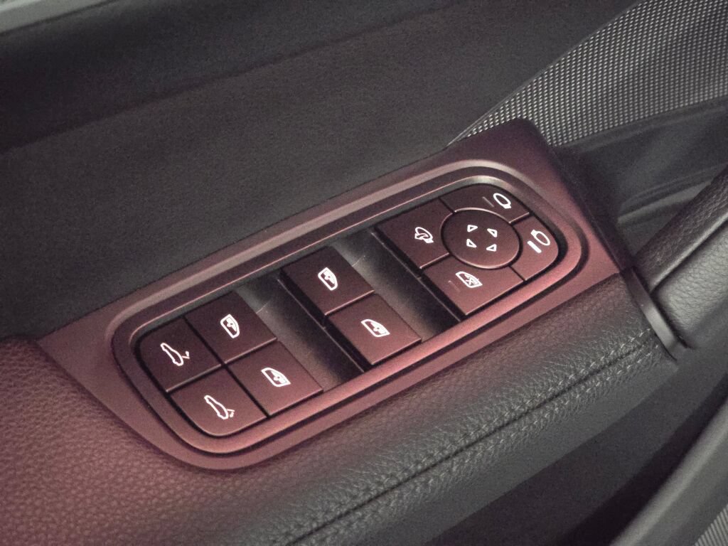 Certified 2025 Porsche Cayenne S AWD/4WD image 37