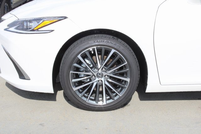 Certified 2025 Lexus ES 300h w/ Premium Package image 4