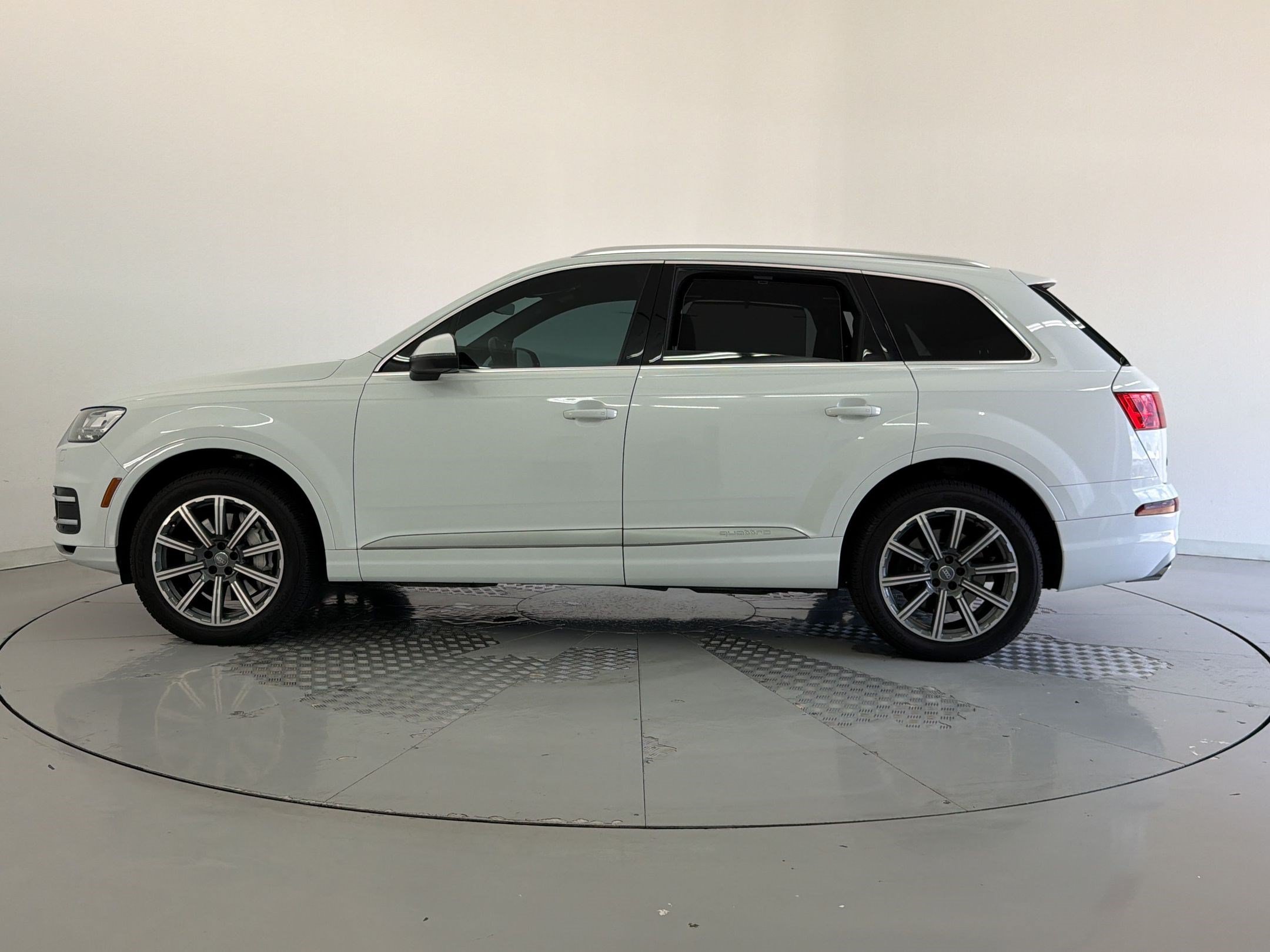 Used 2017 Audi Q7 3.0T Premium Plus w/ Premium Plus Package AWD/4WD image 2