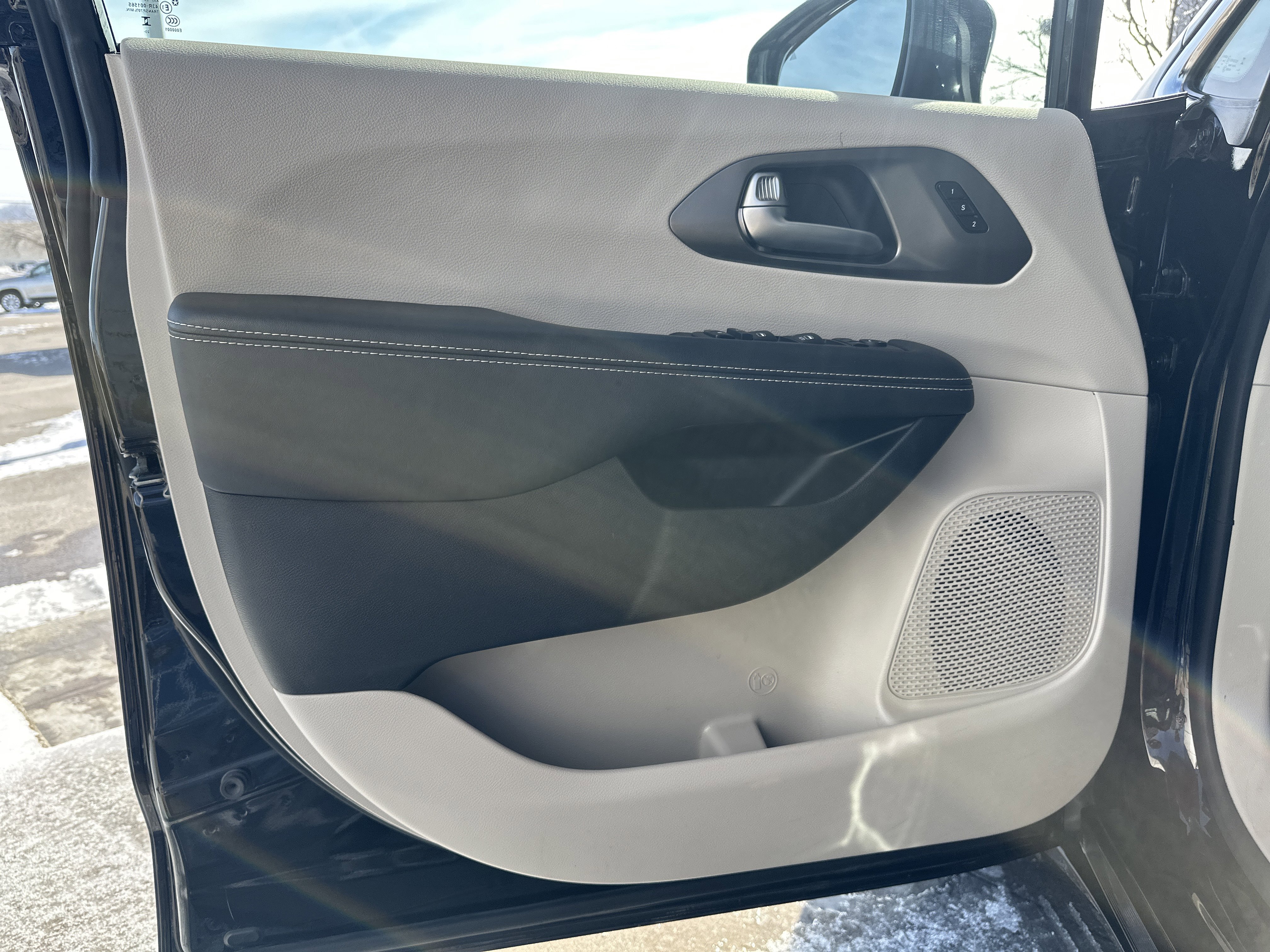 Used 2024 Chrysler Pacifica Touring-L image 10