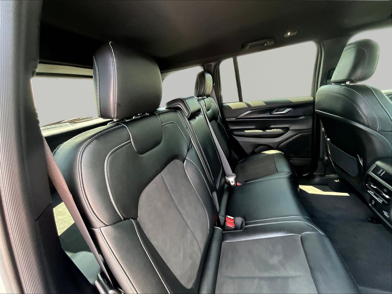 Used 2025 Jeep Grand Cherokee Altitude AWD/4WD image 25