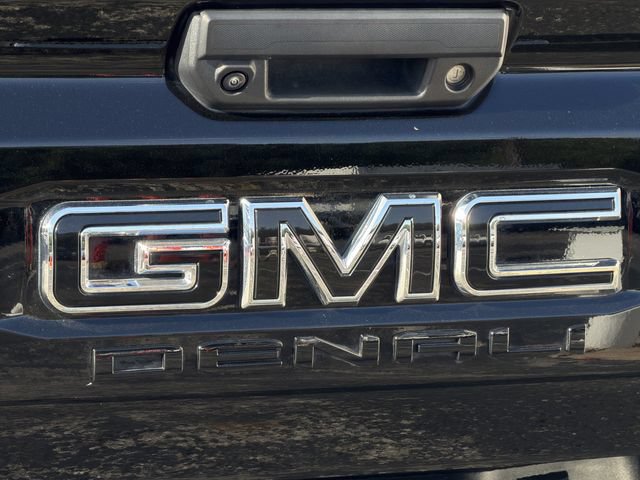 Used 2023 GMC Canyon Denali w/ Denali Black Edition AWD/4WD image 11