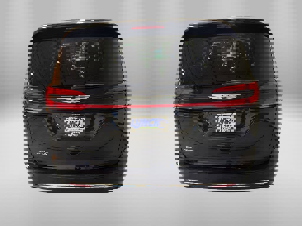 Used 2024 Chrysler Pacifica Touring-L image 5