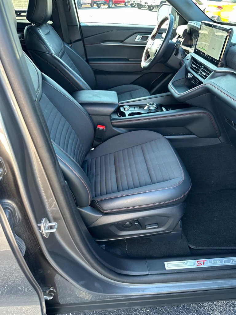 Used 2025 Ford Explorer ST-Line w/ ST-Line Street Pack AWD/4WD image 18