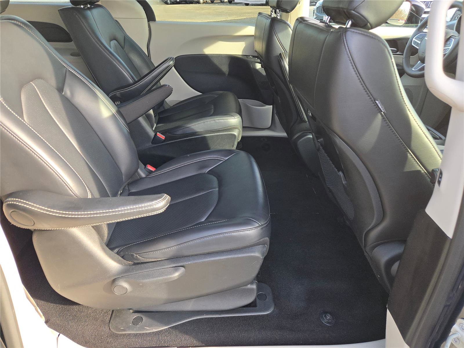 Certified 2024 Chrysler Pacifica Select image 10