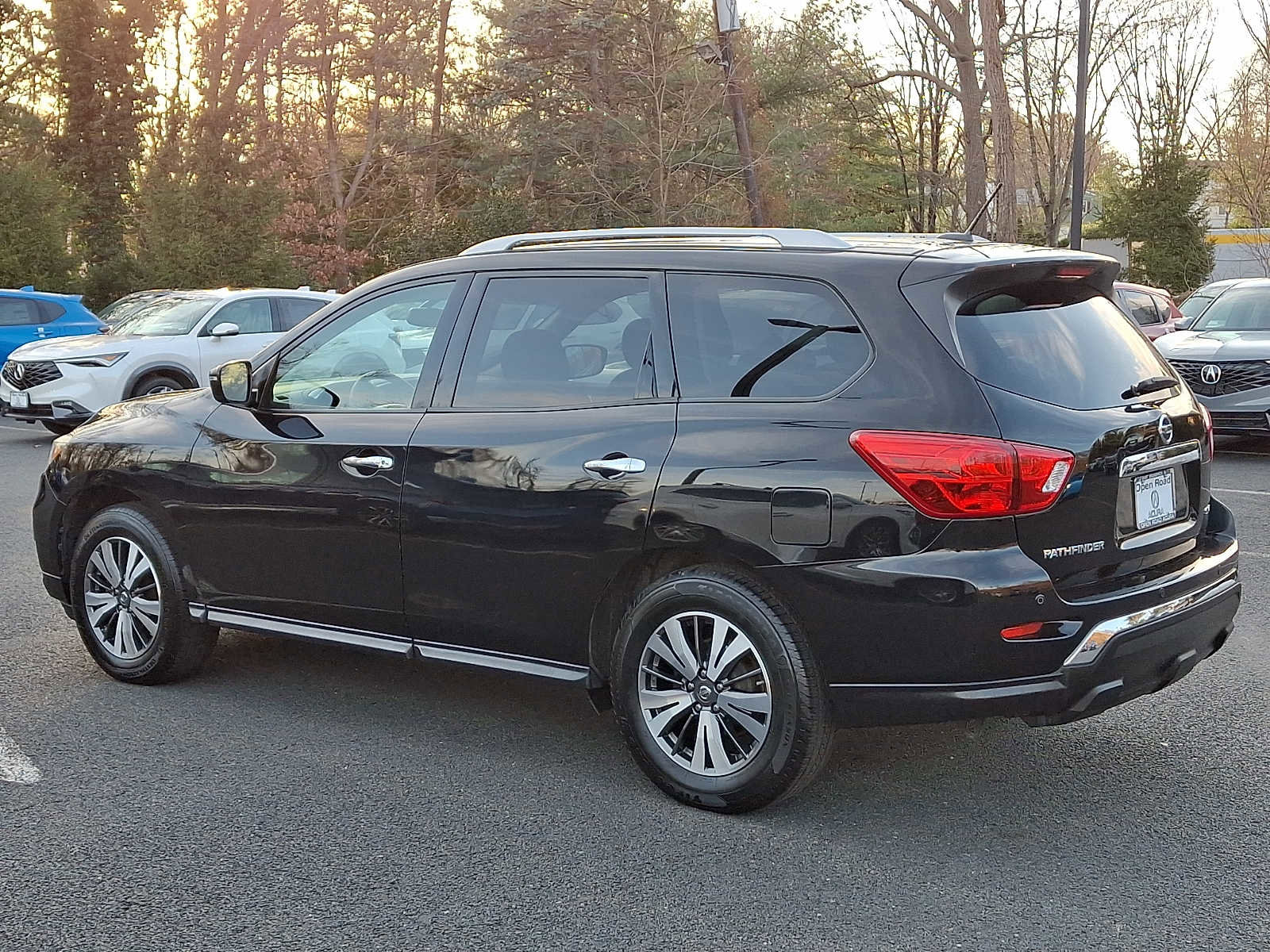 Used 2018 Nissan Pathfinder SV image 4