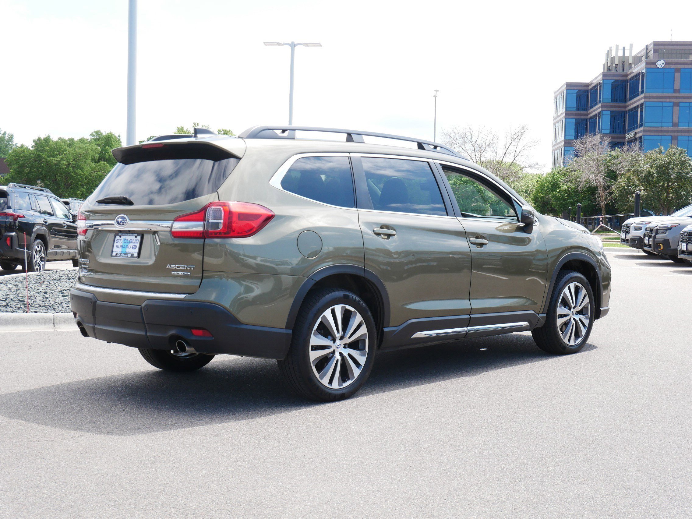 Used 2022 Subaru Ascent Limited w/ Technology Package AWD/4WD image 7