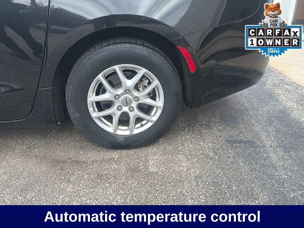 Used 2023 Chrysler Pacifica Touring-L FWD image 13