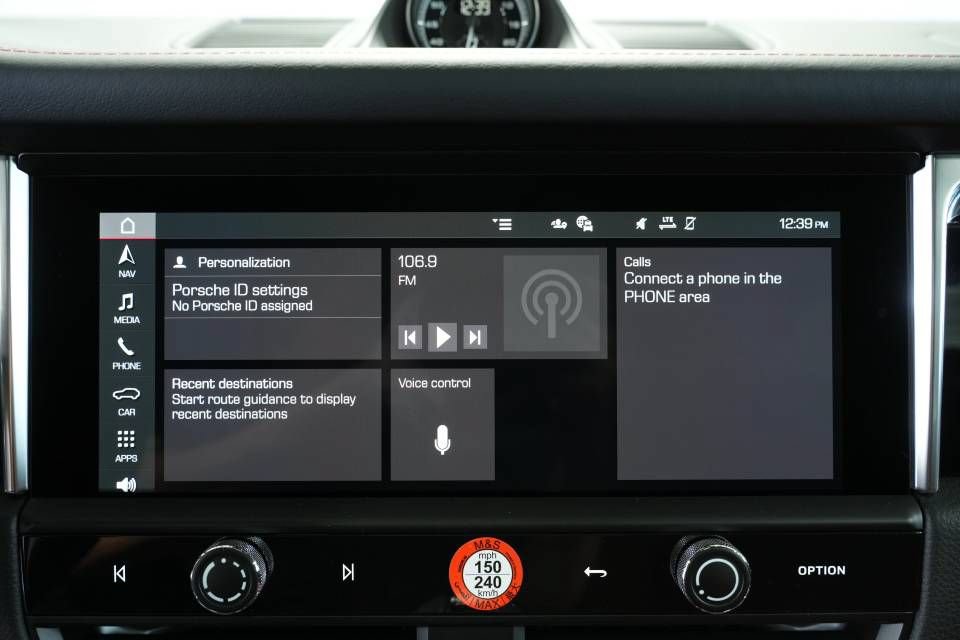 Certified 2025 Porsche Macan AWD/4WD image 17
