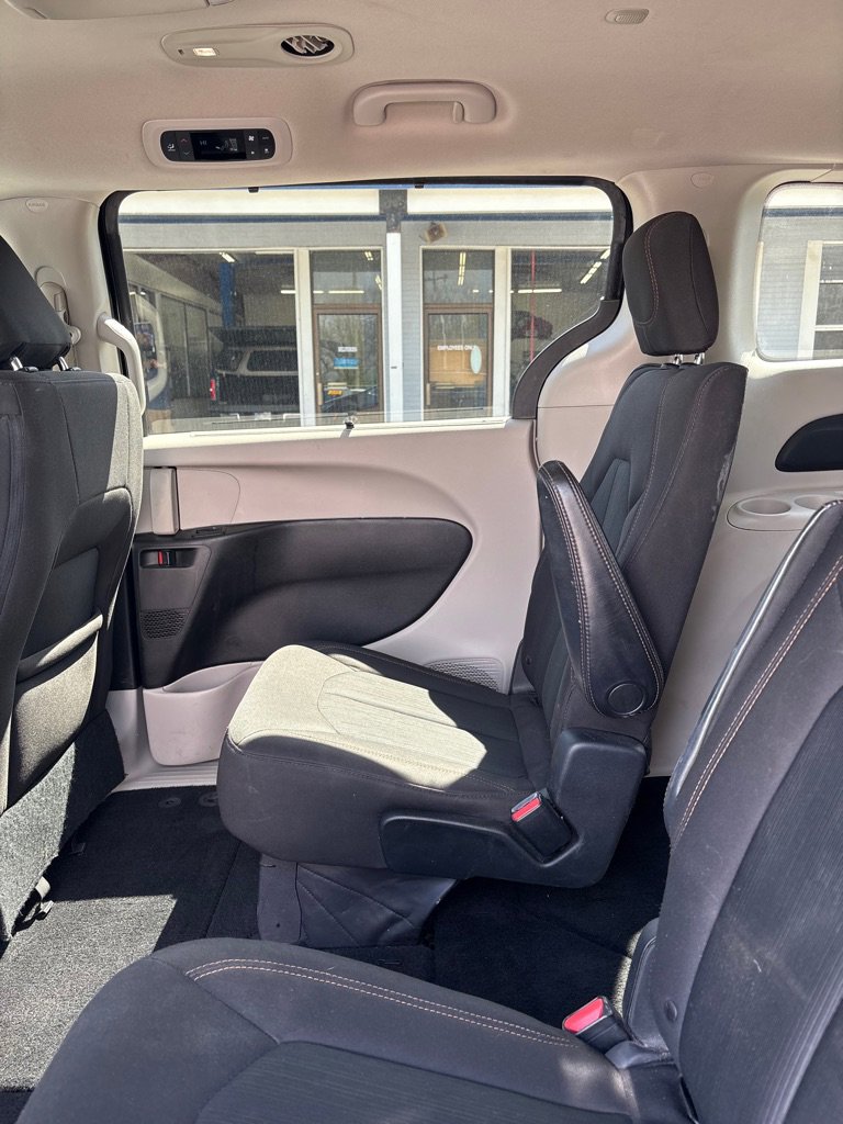 Used 2018 Chrysler Pacifica Touring Plus image 10