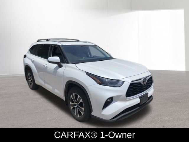 Used 2022 Toyota Highlander XLE AWD/4WD image 1