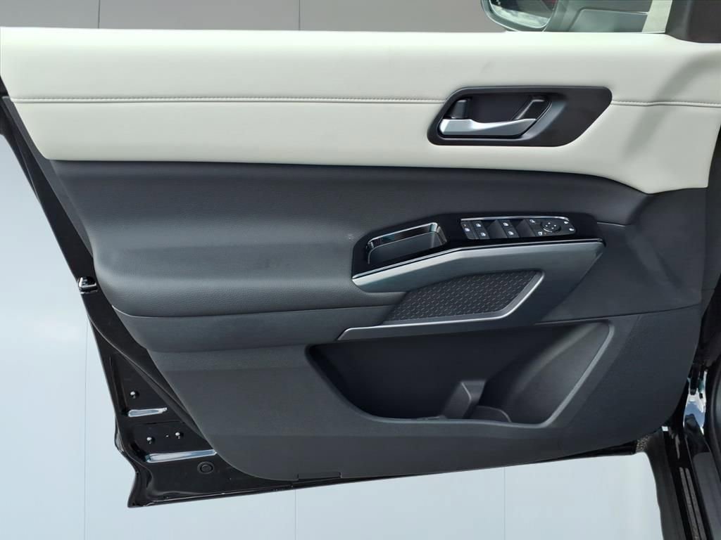 New 2025 Nissan Pathfinder SL image 10