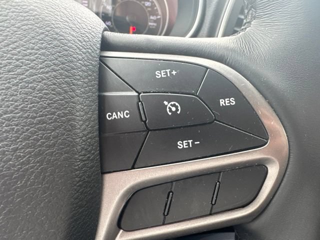 Used 2019 Jeep Cherokee Latitude Plus w/ Cold Weather Group AWD/4WD image 11