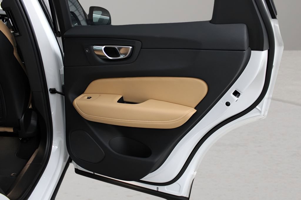 Used 2025 Volvo XC60 B5 Ultra image 16