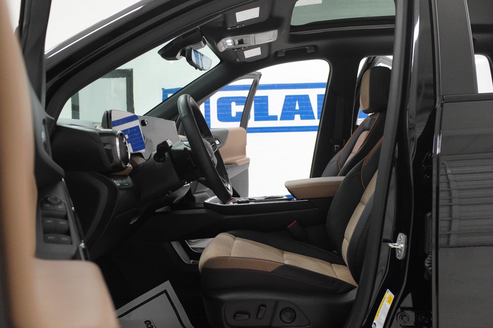 Used 2025 Chevrolet Equinox ACTIV w/ Safety and Technology Package FWD image 17