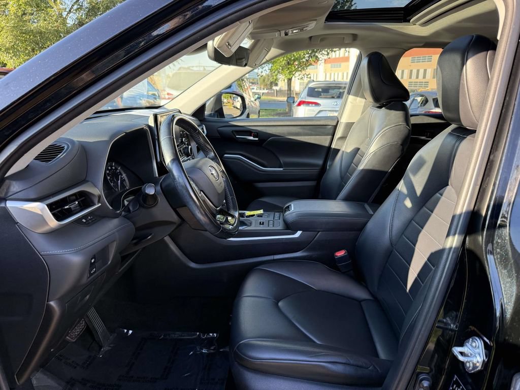 Used 2021 Toyota Highlander XLE AWD/4WD image 14