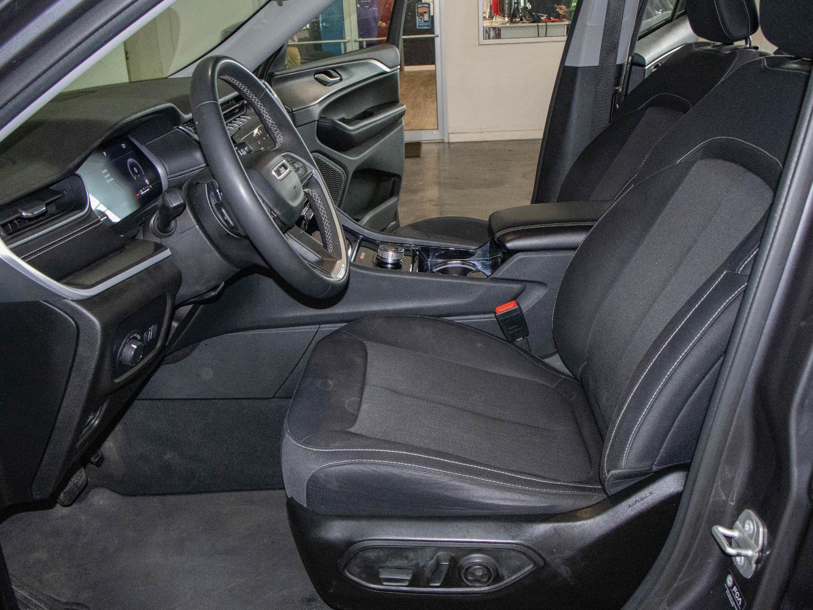 Used 2023 Jeep Grand Cherokee L Laredo RWD image 7