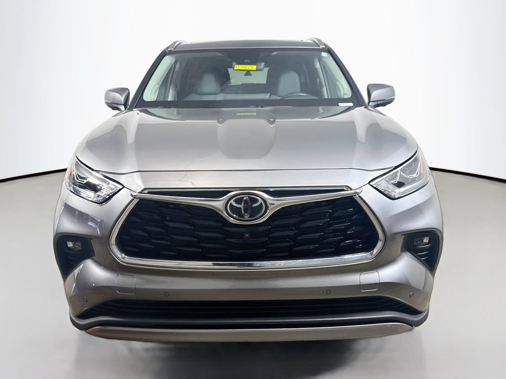 Certified 2025 Toyota Highlander Platinum AWD/4WD image 2