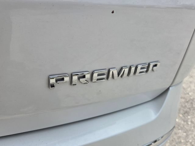 Used 2023 Chevrolet Traverse Premier FWD image 19