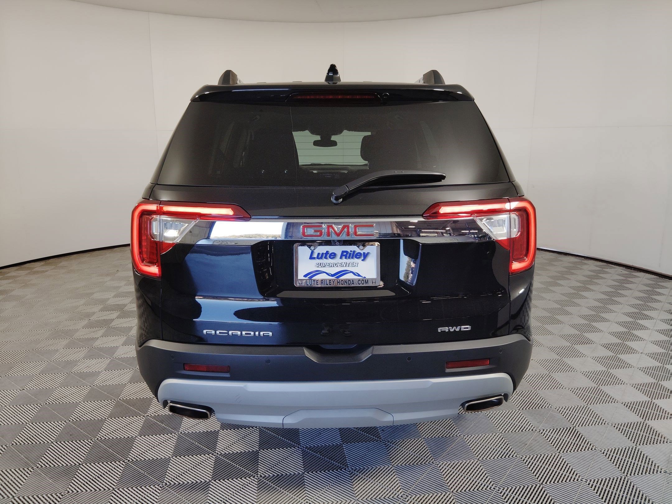 Used 2023 GMC Acadia SLE w/ Driver Convenience Package image 10