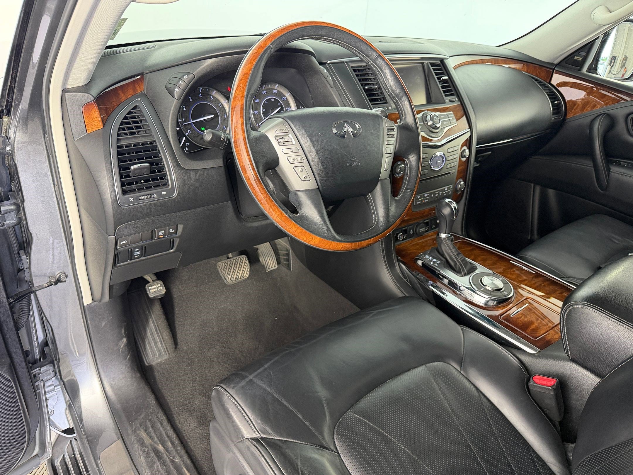 Used 2017 INFINITI QX80 2WD w/ Deluxe Technology Package image 4