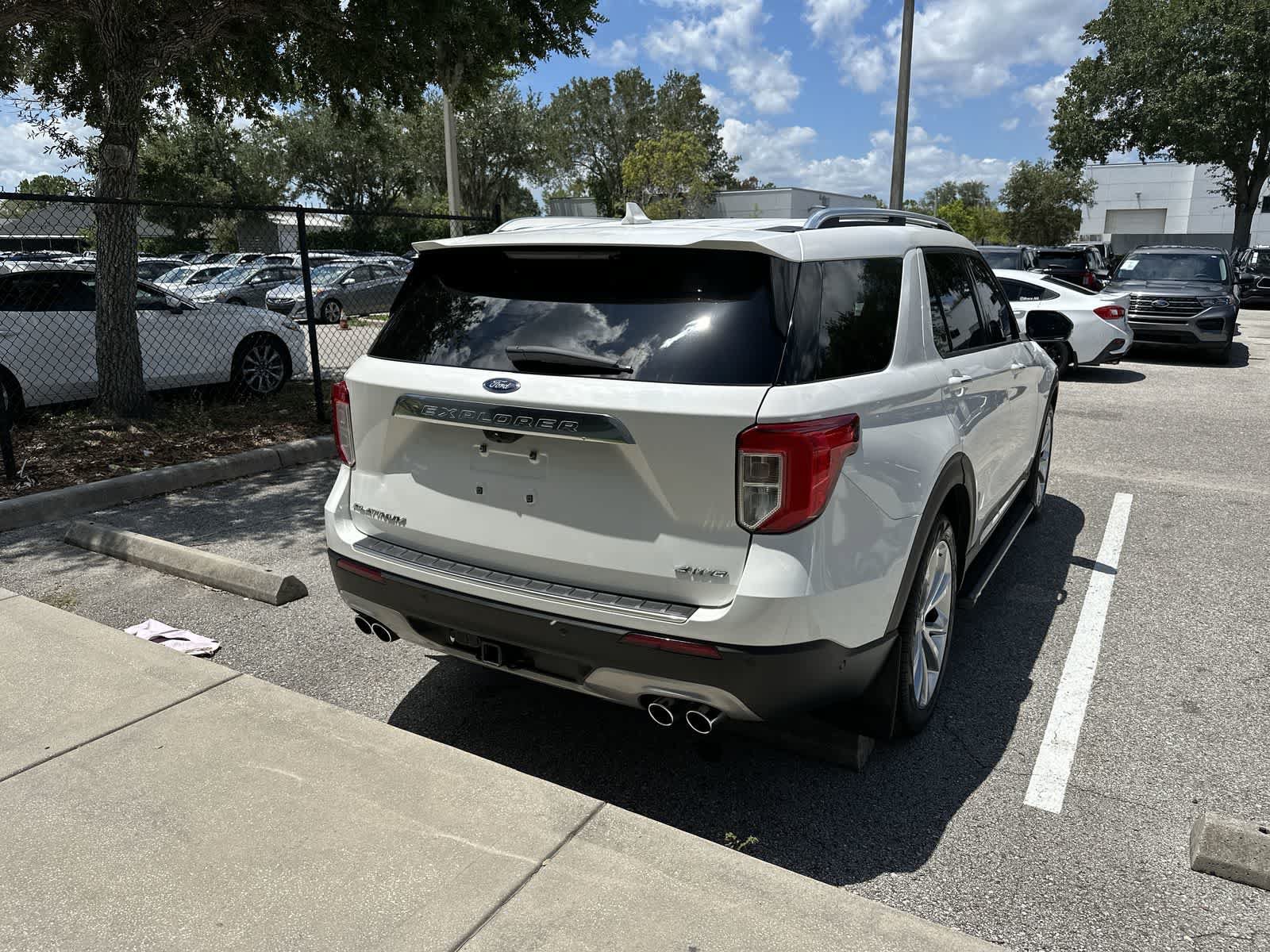 Used 2022 Ford Explorer Platinum w/ Equipment Group 601A AWD/4WD image 8