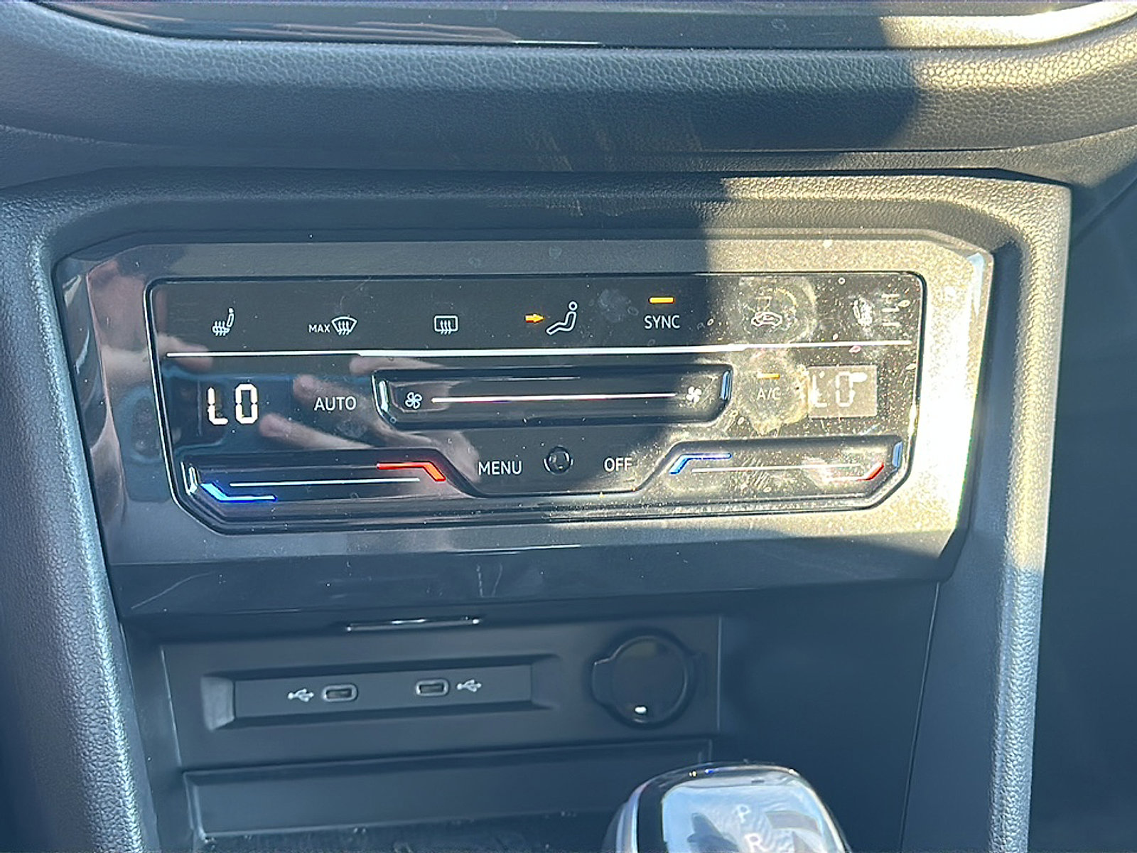 Used 2024 Volkswagen Tiguan SE w/ Panoramic Sunroof Package image 32