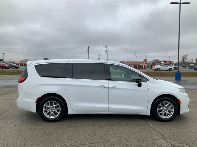 Used 2025 Chrysler Pacifica Select image 6