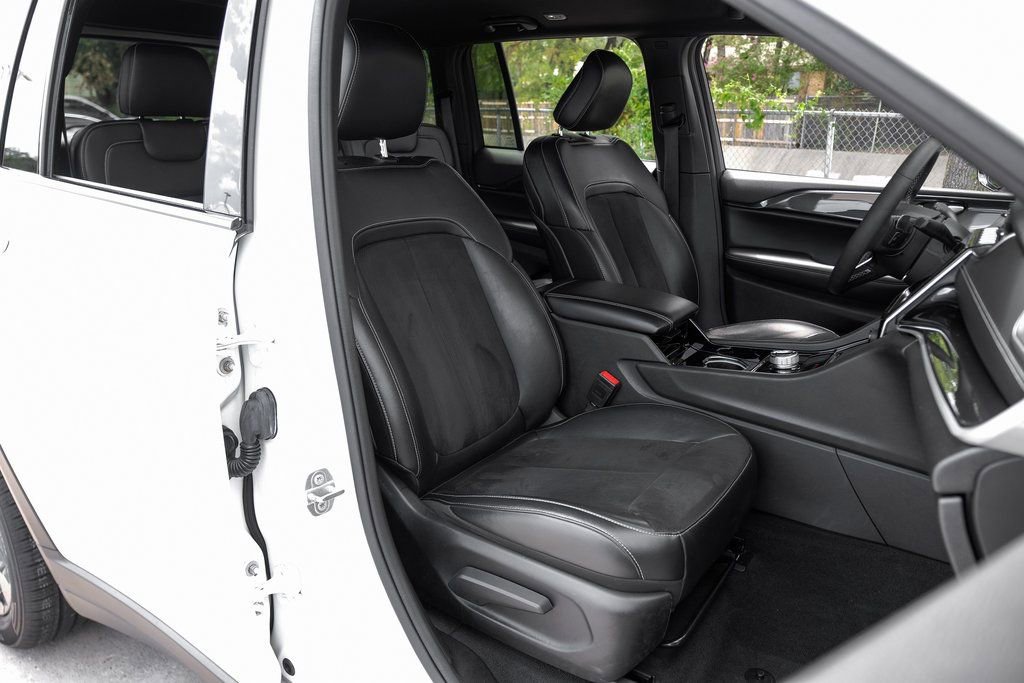 Used 2023 Jeep Grand Cherokee Altitude image 44