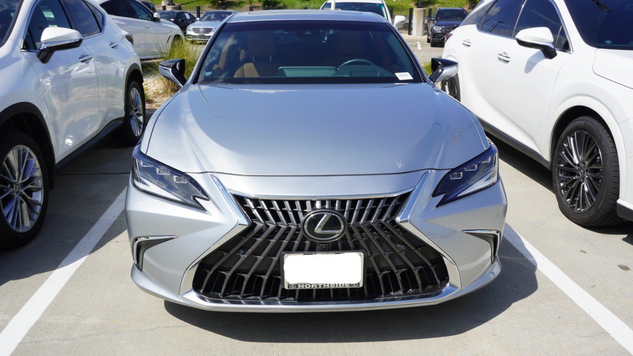 Used 2023 Lexus ES 350 Ultra Luxury w/ Accessory Package (Z2) FWD image 2