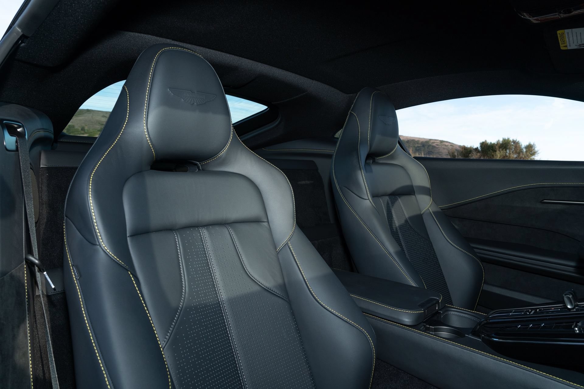Used 2025 Aston Martin V8 Vantage Coupe RWD image 17