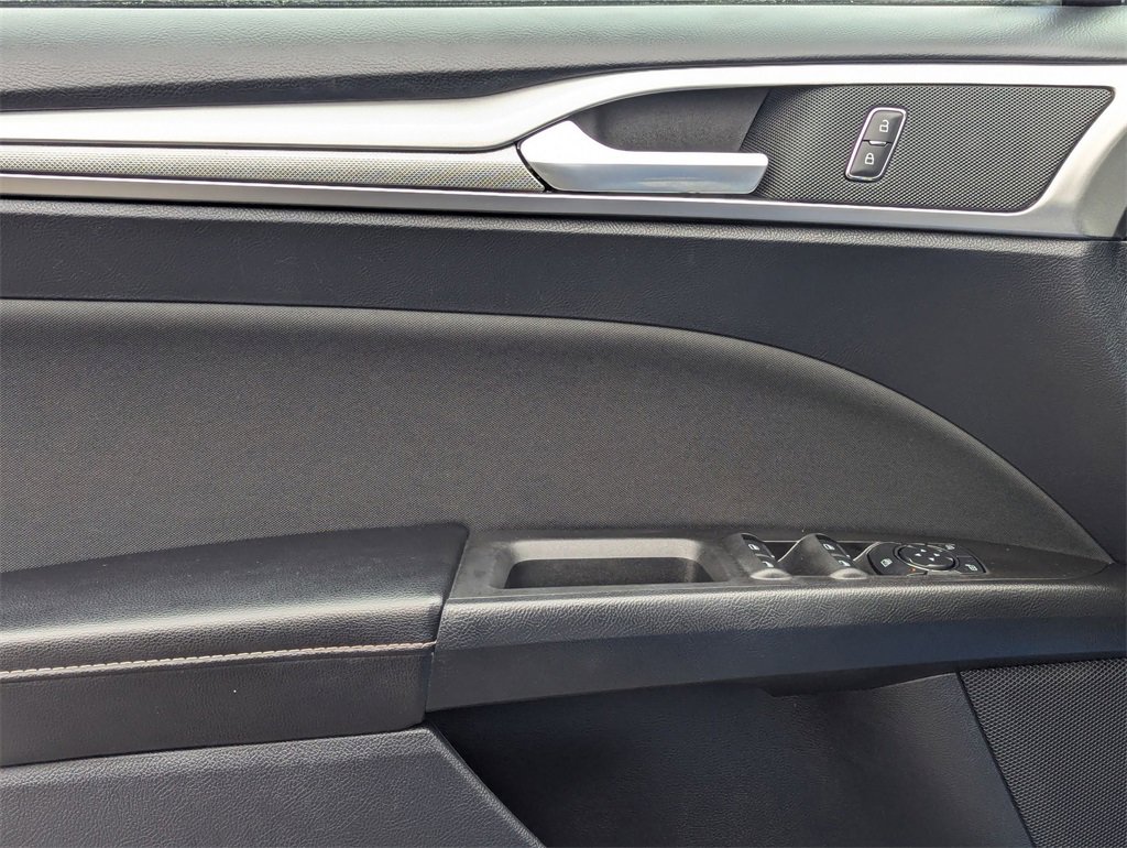 Used 2020 Ford Fusion SE image 11