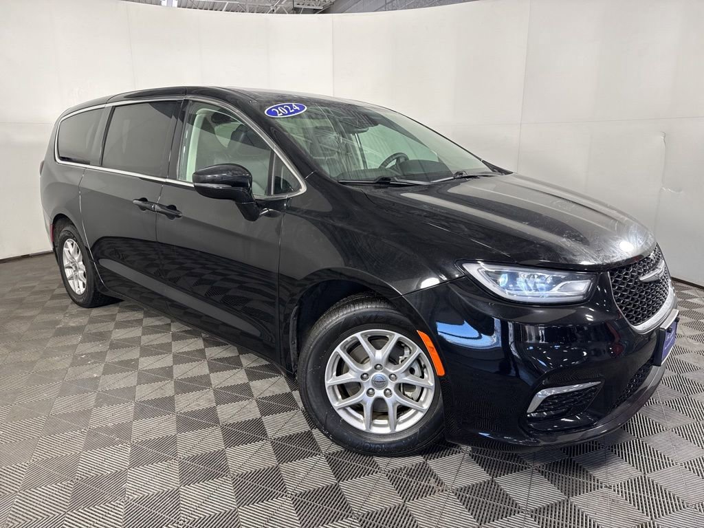 Used 2024 Chrysler Pacifica Touring-L image 2