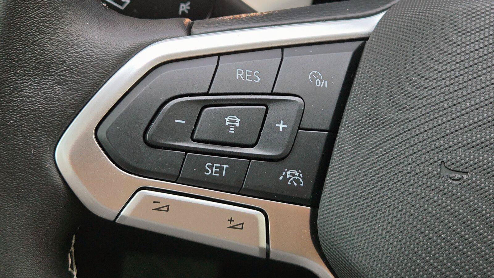 Used 2025 Volkswagen Taos SEL AWD/4WD image 26