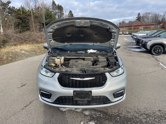Used 2023 Chrysler Pacifica Touring-L image 3