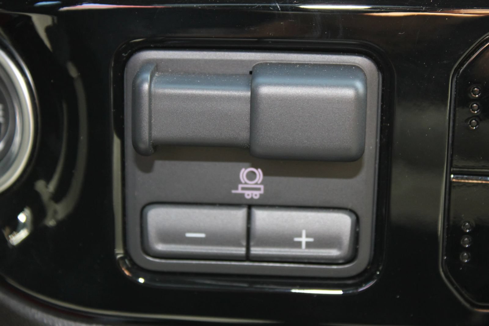 Used 2025 Chevrolet Silverado 1500 LT RWD image 30