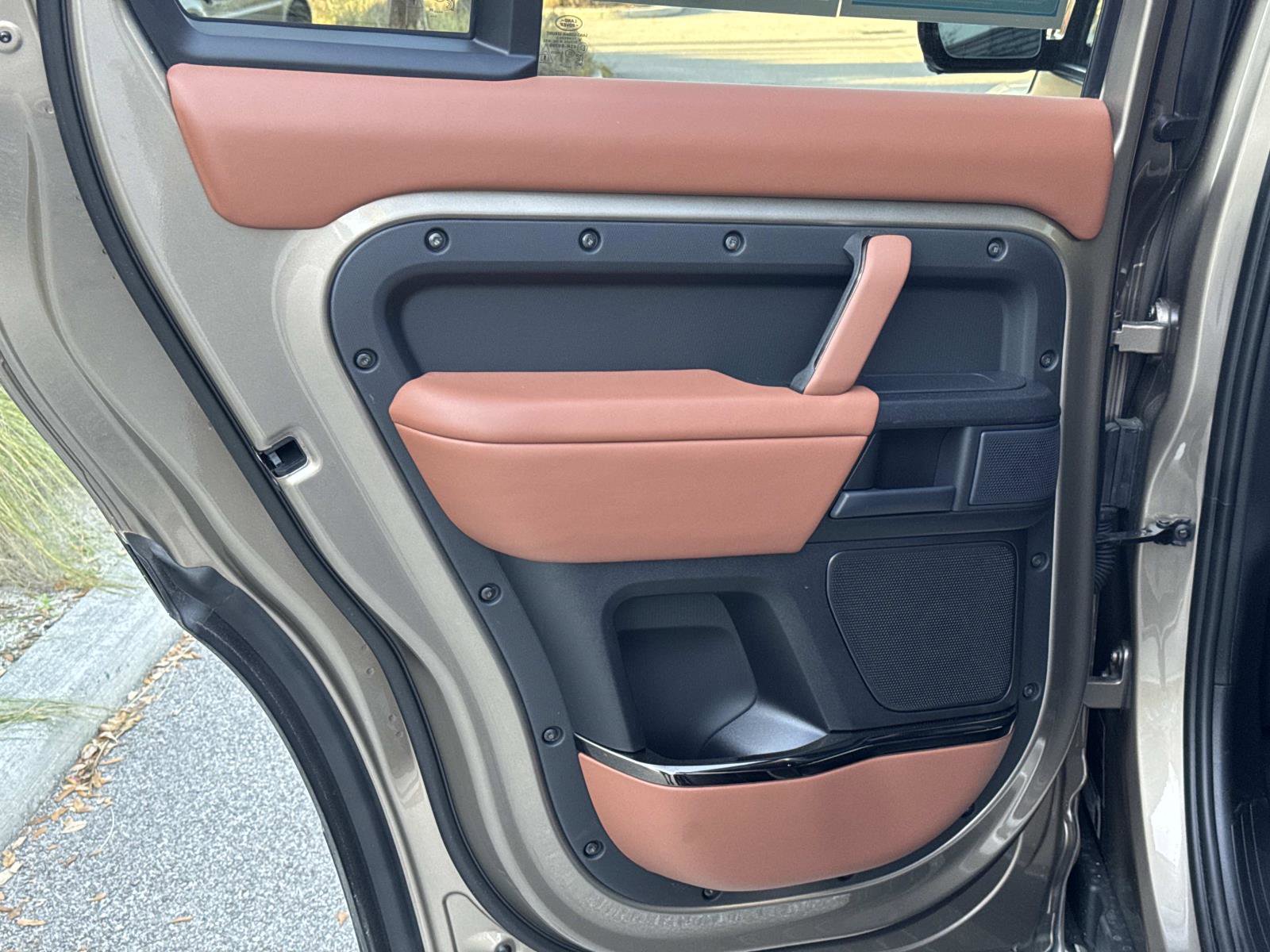 Used 2025 Land Rover Defender 110 image 12