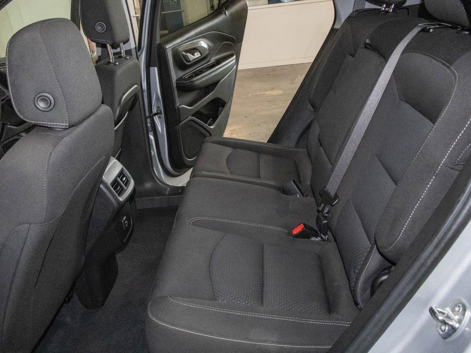 Used 2022 GMC Terrain SLE image 13