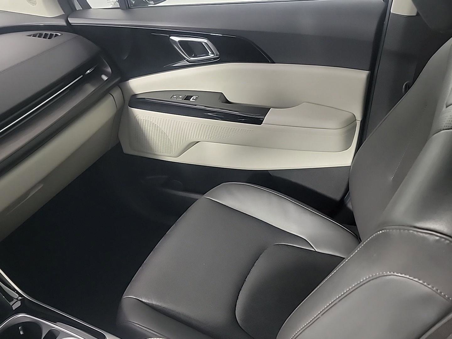 Used 2024 Kia Carnival EX image 24