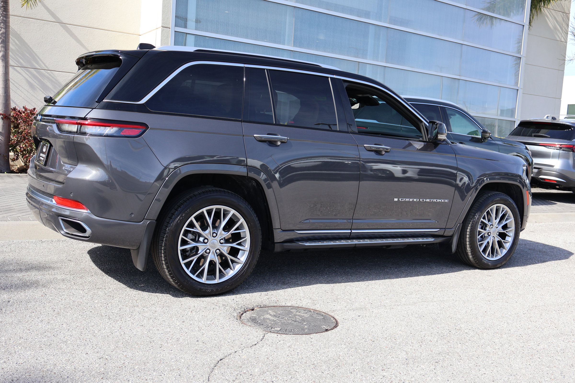 Used 2023 Jeep Grand Cherokee Summit image 7