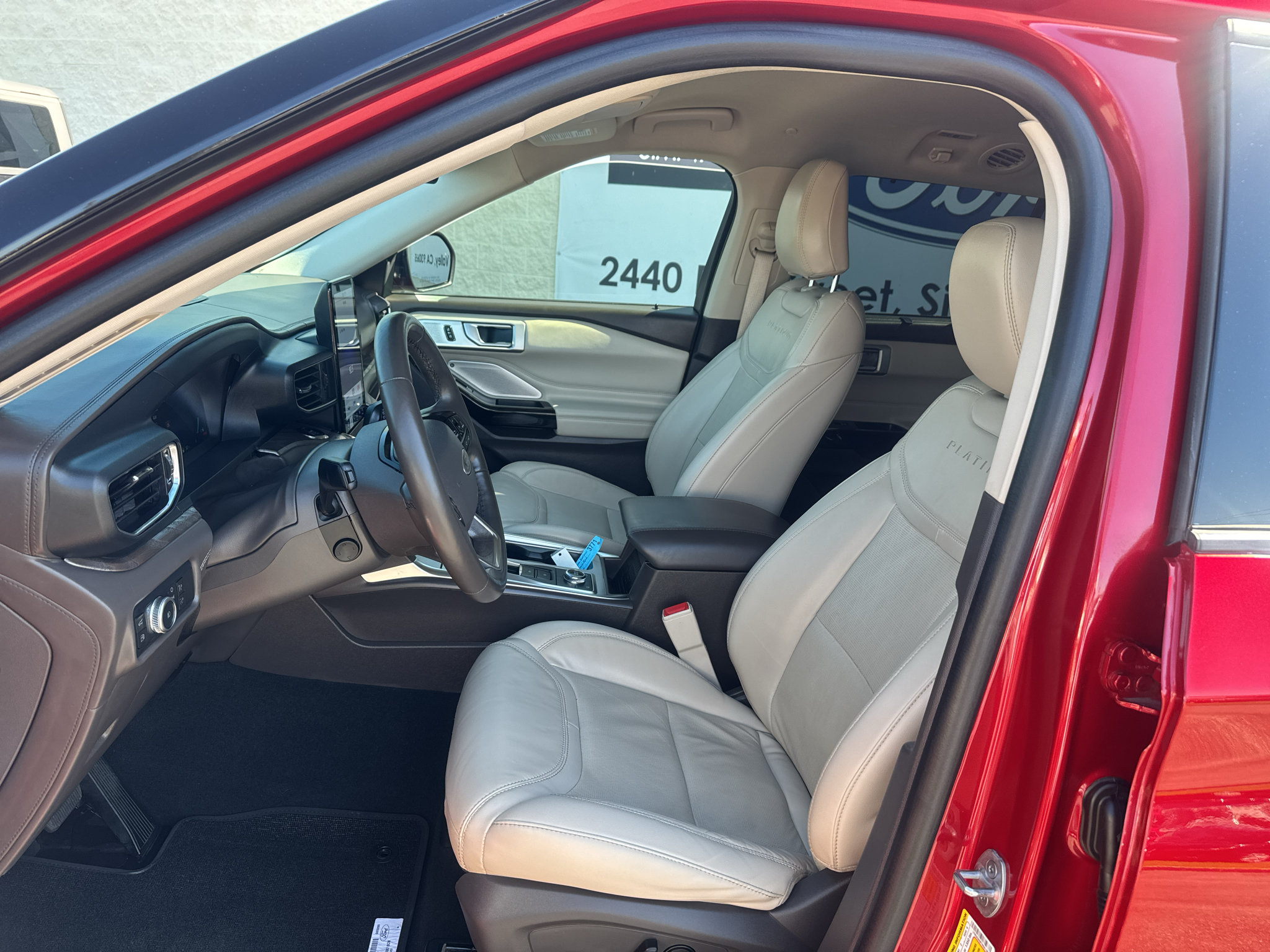 Used 2022 Ford Explorer Platinum w/ Technology Package AWD/4WD image 9