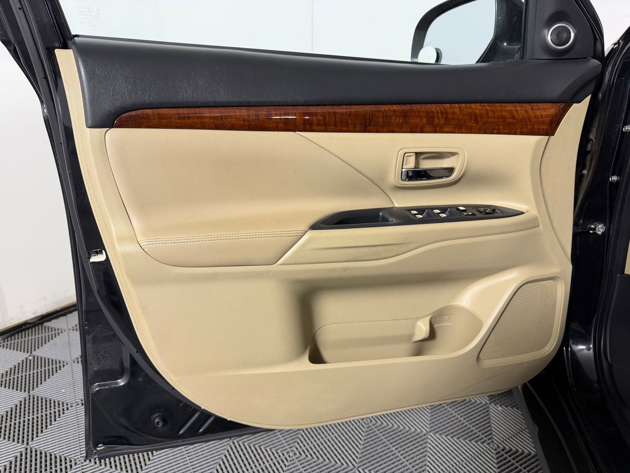 Used 2015 Mitsubishi Outlander SE image 10